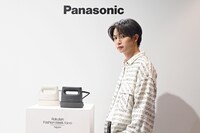 「パナソニック 衣類スチーマー Touch & Try イベント」取材会に参加した綱啓永。左にあるのが3月1日に発売された「衣類スチーマー NI-FS70C」