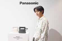 「パナソニック 衣類スチーマー Touch & Try イベント」取材会に参加した綱啓永。左にあるのが3月1日に発売された「衣類スチーマー NI-FS70C」