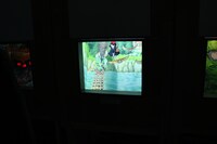 宮﨑駿のパノラマボックス「魔女の宅急便／オーイあぶないよ」。ボックスになっており、しゃがんでぞき込むと、奥行きのある風景が広がって見える