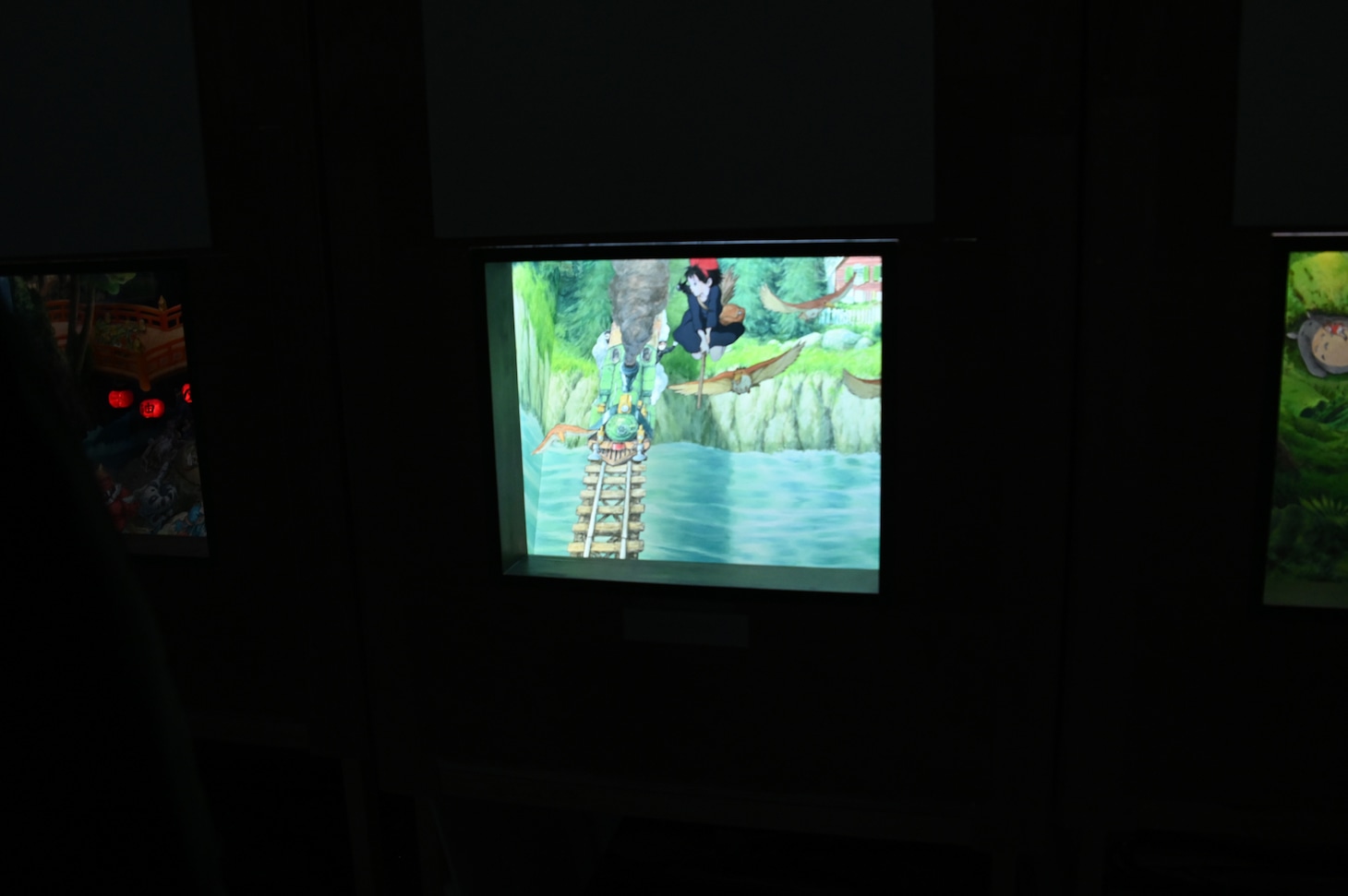 宮﨑駿のパノラマボックス「魔女の宅急便／オーイあぶないよ」。ボックスになっており、しゃがんでぞき込むと、奥行きのある風景が広がって見える