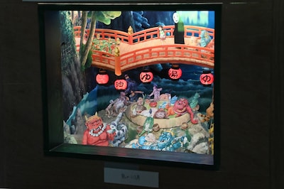 宮﨑駿のパノラマボックス「千と千尋の神隠し／鬼のふろ屋」。箱の中に千尋やカオナシ、油屋の様子が見える