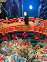 宮﨑駿のパノラマボックス「千と千尋の神隠し／鬼のふろ屋」。箱の中をのぞくと奥行きのある風景が広がって見える仕掛けに