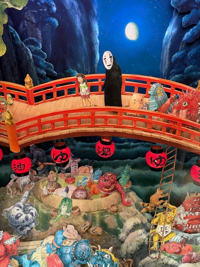 宮﨑駿のパノラマボックス「千と千尋の神隠し／鬼のふろ屋」。箱の中をのぞくと奥行きのある風景が広がって見える仕掛けに