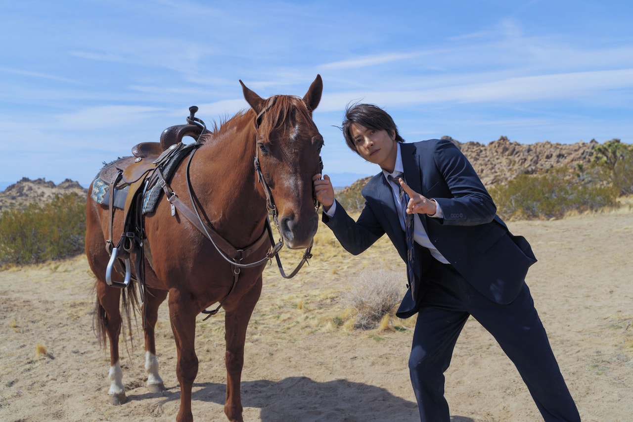 山下智久が馬と触れ合う「正直不動産」テキサスロケの舞台裏公開、泉里香との2ショットも
