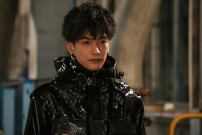 映画「SAKAMOTO DAYS」より、“透明スーツ”を駆使する無気力な殺し屋・勢羽夏生（渡邊圭祐）