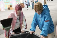 映画「SAKAMOTO DAYS」より、ともに坂本商店で働くことになる朝倉シン（高橋文哉）とルー（横田真悠）