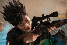 映画「SAKAMOTO DAYS」より、跳弾で相手を射抜く凄腕のスナイパー・眞霜平助（戸塚純貴）