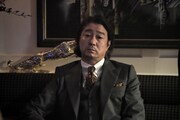 映画「SAKAMOTO DAYS」より、シンが所属していた殺し屋組織のボス（加藤浩次）