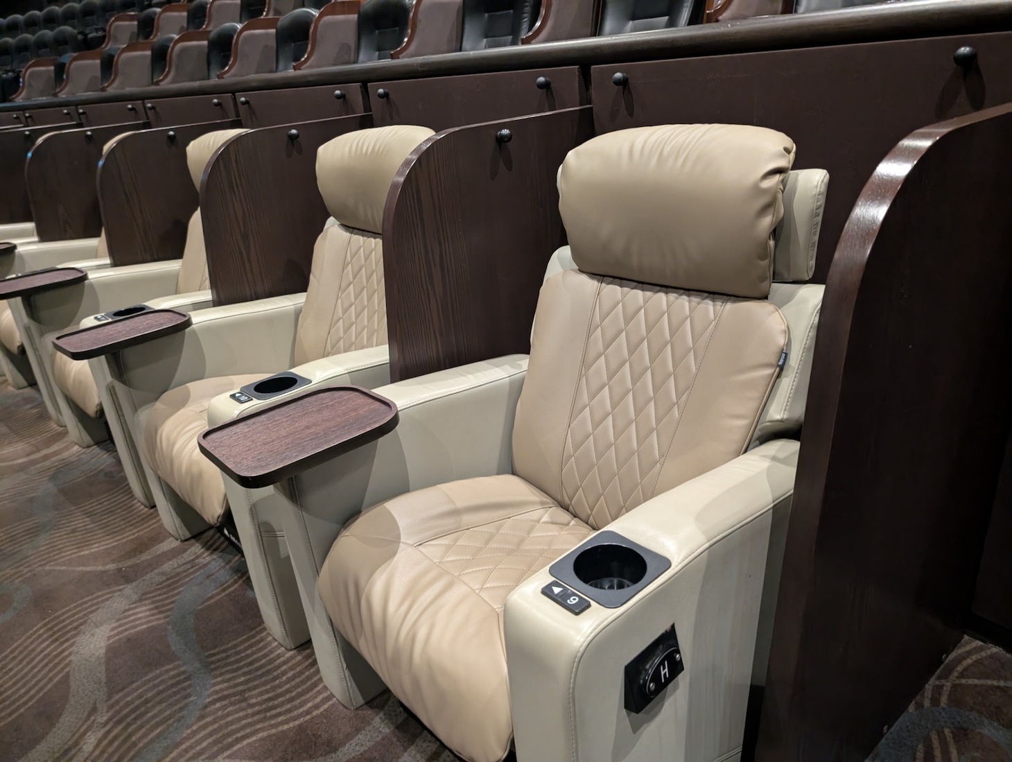 「プレミア ラグジュアリー シート」のイメージ（写真はTOHOシネマズ 日比谷のもの）