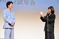 「90メートル」舞台挨拶付きチャリティ上映会にて、山時聡真（左）の母からの手紙を代読する菅野美穂（右）
