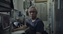 映画「チルド」新場面写真。西村まさ彦演じるコンビニのオーナー