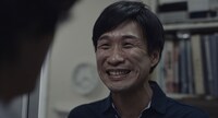 映画「チルド」新場面写真。長島竜也演じるコンビニの店長