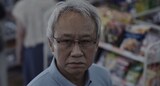 染谷将太主演のホラー映画「チルド」場面写真。西村まさ彦演じるコンビニのオーナー