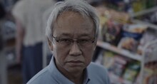 染谷将太主演のホラー映画「チルド」場面写真。西村まさ彦演じるコンビニのオーナー
