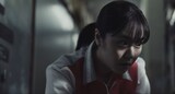 染谷将太主演のホラー映画「チルド」場面写真。唐田えりか演じるコンビニの新人アルバイト・小河
