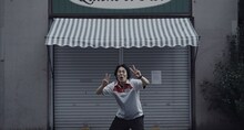映画「チルド」新場面写真。くるま演じるコンビニ店員・室田