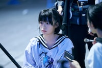 「炎上」メイキング写真。歌舞伎町で夢や希望を抱く主人公・じゅじゅを演じた森七菜