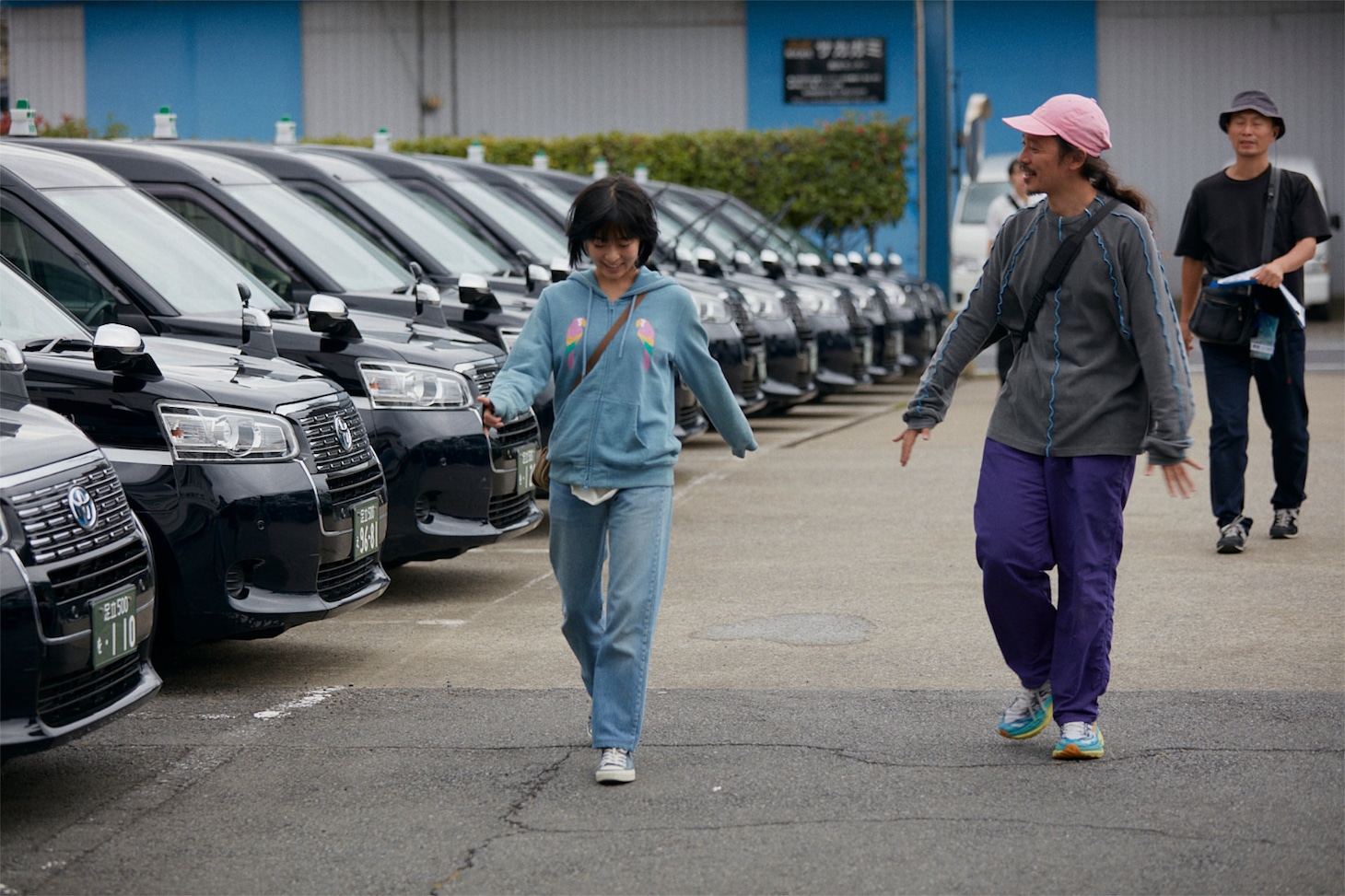 「炎上」新メイキング写真。左から森七菜、長久允。撮影期間中、森は役作りのために新宿近辺のホテルに宿泊していたそう