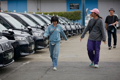 「炎上」新メイキング写真。左から森七菜、長久允。撮影期間中、森は役作りのために新宿近辺のホテルに宿泊していたそう