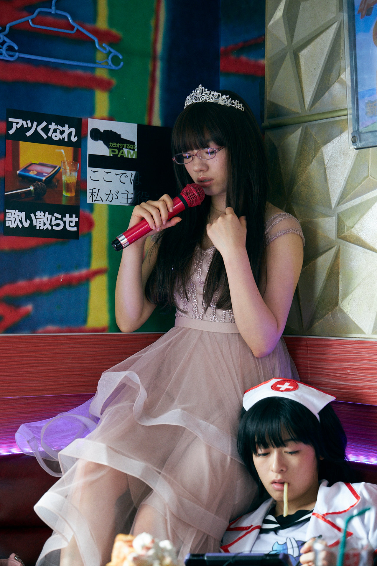 「炎上」新場面写真。森七菜演じるじゅじゅ（下）、アオイヤマダ演じる三ツ葉（上）