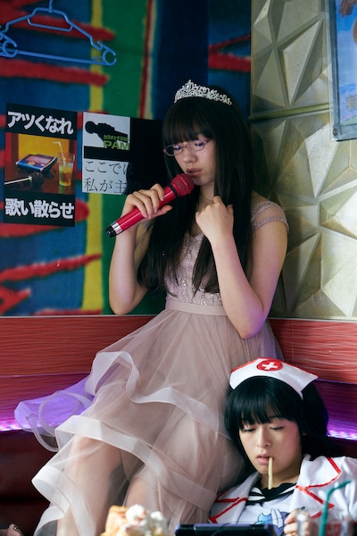 「炎上」新場面写真。森七菜演じるじゅじゅ（下）、アオイヤマダ演じる三ツ葉（上）