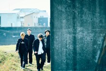 「四月の余白」場面写真。学ラン姿で中学校の同級生と河原にたむろする・澤海斗（上阪隼人）たち
