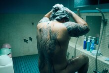 「四月の余白」場面写真。元半グレである西健吾（一ノ瀬ワタル）の背中には入れ墨が彫られている