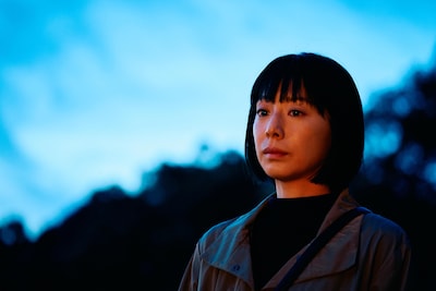 「四月の余白」場面写真。澤海斗の中学の担任で、複雑な思いを秘めて虚空を見つめる草野冬子（夏帆）