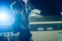 「四月の余白」場面写真。喧嘩相手に容赦なく金属バットを振り下ろそうとする澤海斗（上阪隼人）