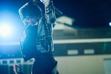 「四月の余白」場面写真。喧嘩相手に容赦なく金属バットを振り下ろそうとする澤海斗（上阪隼人）