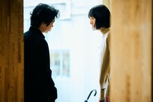 「四月の余白」場面写真。左から澤海斗（上阪隼人）、草野冬子（夏帆）