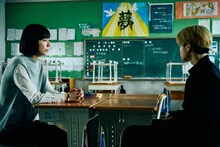 「四月の余白」場面写真。左から草野冬子（夏帆）、内藤悠（和田庵）