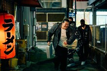 「四月の余白」場面写真。覆面を被った何者かに追われる西健吾（一ノ瀬ワタル）