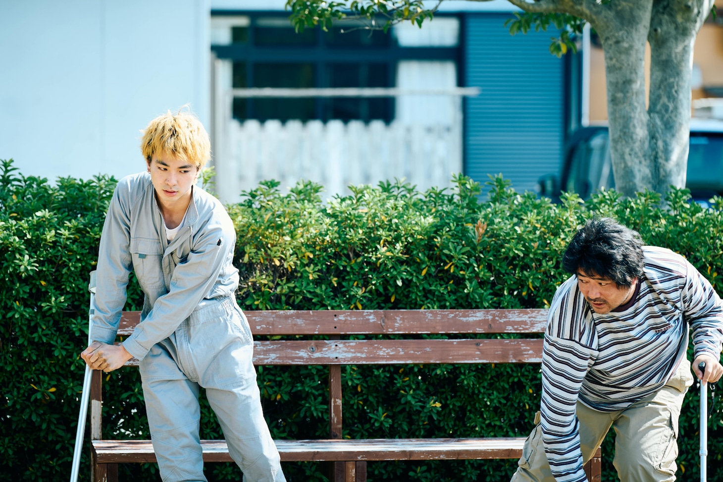 「四月の余白」場面写真。左から水谷聡太（大岩世奈）、澤洋平（篠原篤）