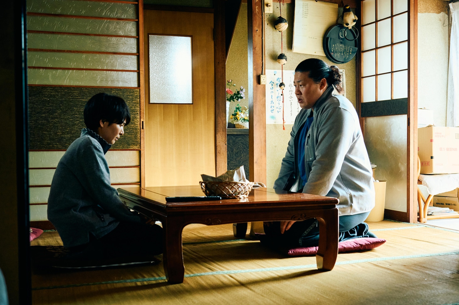 「四月の余白」場面写真。左から澤綾子（占部房子）、西健吾（一ノ瀬ワタル）