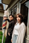 映画「死神バーバー」ティザービジュアル。左から死神美容師・サクマ役の日穏（KANON）、佐伯美帆役の桜井日奈子