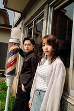 映画「死神バーバー」ティザービジュアル。左から死神美容師・サクマ役の日穏（KANON）、佐伯美帆役の桜井日奈子