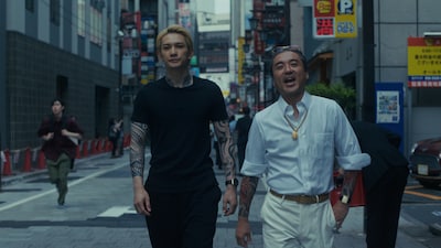 Netflixシリーズ「九条の大罪」場面写真。左から町田啓太演じる壬生憲剛、ムロツヨシ演じる京極清志