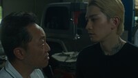 Netflixシリーズ「九条の大罪」場面写真。左から音尾琢真演じる嵐山、町田啓太演じる壬生憲剛