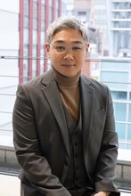 久慈義治の元担当編集である貫田信一郎（YOUNG DAIS）