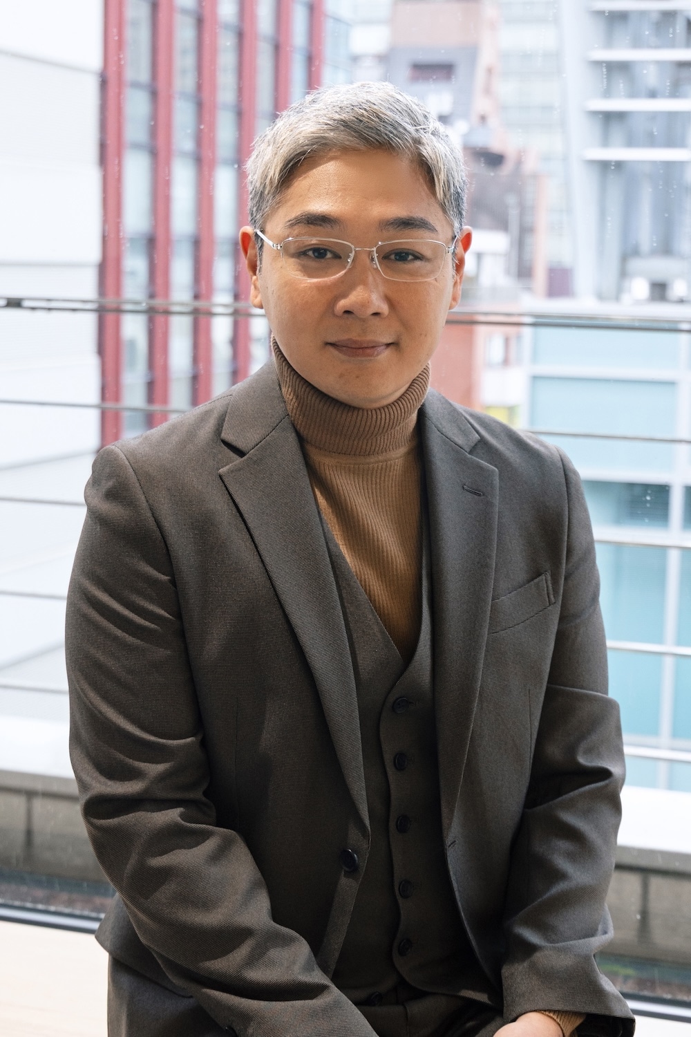 久慈義治の元担当編集である貫田信一郎（YOUNG DAIS）