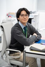 吾妻朔太郎の大学時代の先輩で塾講師として働く多治見康之（佐野和真）