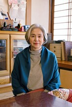 吾妻朔太郎を優しく見守る母の吾妻好美（朝加真由美）