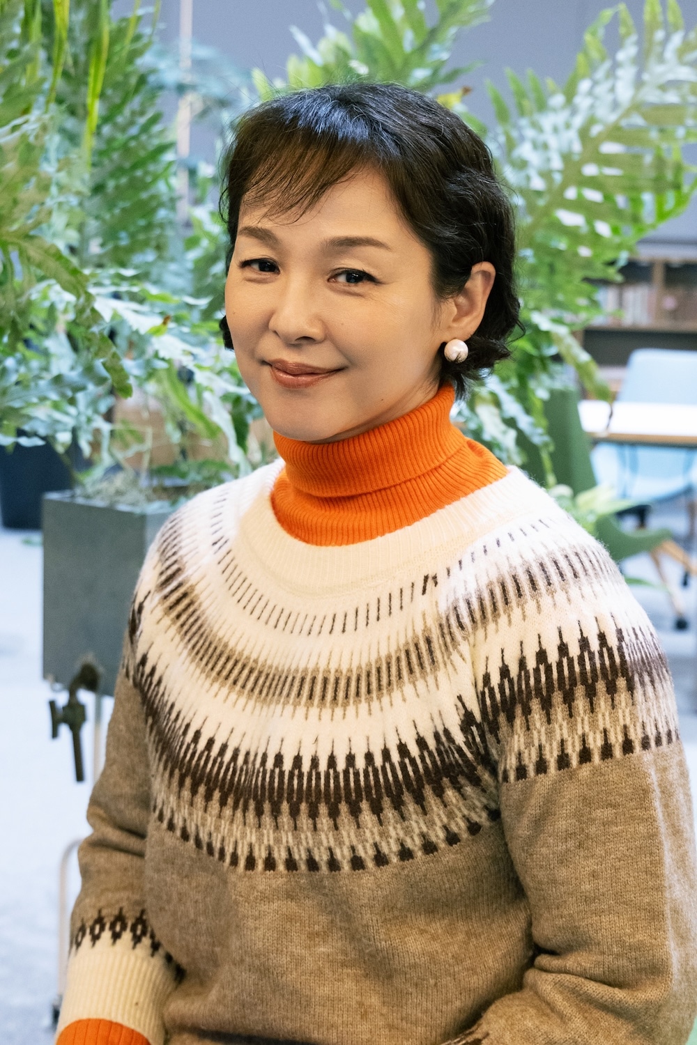 吾妻朔太郎が通い始める翻訳学校の友人・原知花（黒沢あすか）