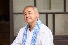 「山口くんはワルくない」場面写真。春海四方演じる“山口の祖父”