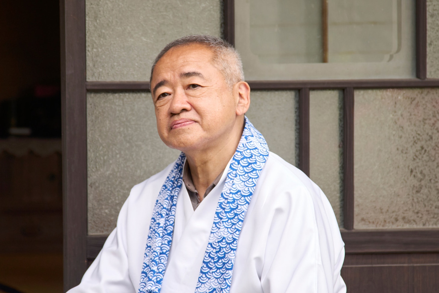 「山口くんはワルくない」場面写真。春海四方演じる“山口の祖父”