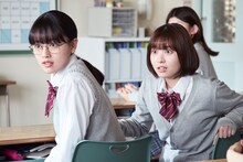 「山口くんはワルくない」場面写真。左から上坂樹里演じる和久ほのか、上原あまね演じる鈴木琴音