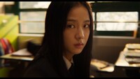 韓国映画「全知的な読者の視点から」新場面写真より、ジス（BLACKPINK）演じる高校生イ・ジヘ