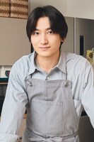 ドラマ「晩餐ブルース Special」より、金子大地演じる佐藤耕助。