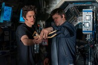 「プロジェクト・ヘイル・メアリー」撮影現場にて、左から監督のフィル・ロードとクリストファー・ミラー